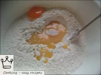 将蛋黄，融化的黄油，糖和盐添加到筛分的面粉中。一切都搅拌得很好。...