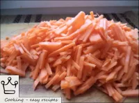 如何制作胡蘿蔔砂鍋：清洗胡蘿蔔，洗凈，用稻草釘住。...