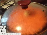 將胡蘿蔔放入20-25厘米層中的蜂窩或其他器皿中，提供一些牛奶或水（2-3湯匙條），加入黃油（或人造...