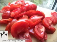 Lavar tomates, cortar com fatias finas. ...
