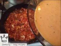 その後、スパゲッティが準備される直前にトマトソースに注ぎます。ソースを沸騰させないでください。...