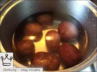 Wash the potatoes, pour cold water, boil 