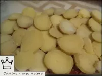 L'ultimo strato sono le patate. ...