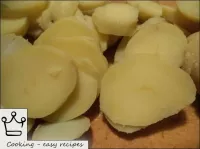 Pelar las patatas y cortarlas en rodajas. ...