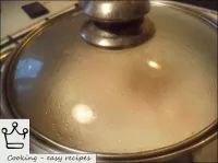 準備したキビを注ぎ、蓋の下で最低限の熱で調理するまで調理する（約25〜30分）。...