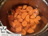 清洗胡蘿蔔，洗凈，切成碎片，倒入冷水，煮沸。在蓋子下用小火煮至準備就緒（約20-25分鐘）。...