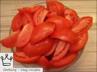 Lavar los tomates, limpiar, cortar en rodajas. ...