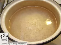 2カップの水を沸騰させ、米を注ぐ。...