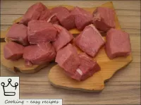 肉被洗净并煮熟。将肉切成每份2-3片（重量30-40克）...