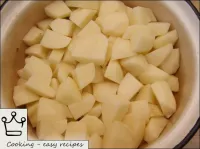 將土豆從果皮中去除，切成立方體，然後折成碗或鍋。...