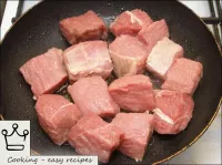 在锅中加热油（每部分2汤匙条）。将肉油炸至形成红润的外壳（3-4分钟）。...