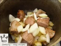 将肉放入锅中（或喀山），然后将烤土豆和洋葱切成薄片。...