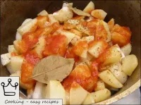 토마토 퓨레, 베이 리프, 소금 및 후추를 추가합니다. 토마토없이 집에서 로스트를 요리 할...