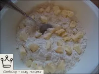 小麦粉をふるいにかける。小麦粉、塩、ソーダを混ぜ合わせ、スライスされた柔らかいマーガリンを加えます。...