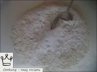 Harina de tamizar. Mezclar la harina con azúcar, r...