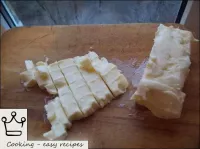 Couper le beurre en morceaux. ...