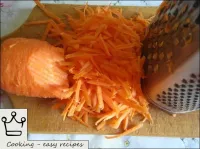 Karotten auf einer großen Reibe reiben oder in Str...