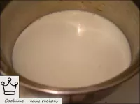Die Milch mit Wasser verdünnen, in einen Topf gebe...