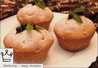 «Por la belleza» en los cupcakes - las bayas de gr...