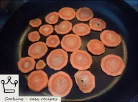 清洗胡蘿蔔，我的胡蘿蔔，切成戒指。胡蘿蔔在中火上油炸2-3分鐘，沒有脂肪，攪拌不動（最好在特氟龍塗層...