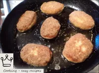 Fry the cutlets in a pan in oil until golden (2-3 ...