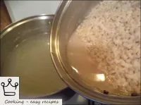 Brühe oder Wasser kochen. In die kochende Brühe wi...