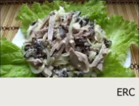 沖洗生菜的葉子。用沙拉葉覆蓋盤子，用黑油布置舌頭，在上面用腌制的洋蔥裝飾舌頭沙拉。享受你的飯...
