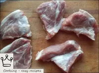 Schweinefleisch in flache Stücke schneiden (bis zu...