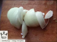 Peel the onions, cut into thin half rings. ...