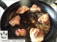 锅加热。将猪肉从两侧油炸，然后在盖子下方的小火上形成红润的外壳，每侧约7-8分钟。（如果猪肉是低脂的...