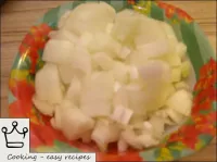 Pulire le cipolle e tagliarle. Se si usa aglio, an... Pulire le cipolle e tagliarle. Se si usa aglio, an...