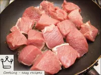 Mettere la carne sulla padella e friggere a fuoco ... Mettere la carne sulla padella e friggere a fuoco ...