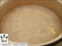 2リットルの鍋で水を沸騰させる。お米を沸騰したお湯（1杯1杯-2杯のお水）に落とし、8〜10分間調理...