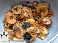 ドライフルーツコンポートを調理する方法：乾燥リンゴ、梨、チェリー、乾燥アプリコット、レーズン、プルー...