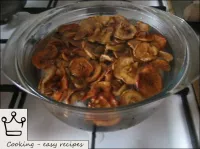끓는 물을 사과와 배에 붓고 부드러워 질 때까지 (약 30 분) 저열로 요리하십시오. 그런...
