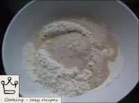 小麦粉で漏斗を作り、酵母混合物を加えます。...