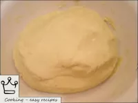 Add flour to the mixture of eggs, sugar, margarine...