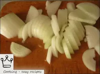 肉で煮込みキャベツを作る方法：玉ねぎをきれいにし、洗う。半輪に切る。...