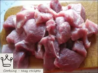 タマネギが煮込まれる間に、肉を洗い、排水し、2-3 cmの部分に切る。...