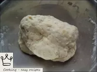加入鸡蛋，酸奶油，快速搅拌面团。将蛋糕沙面团包裹在塑料薄膜中，放在冰箱里30分钟。...