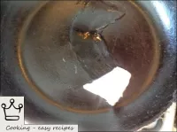 黄油用小火在锅中融化。...