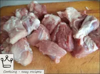 Couper la viande en morceaux. ...