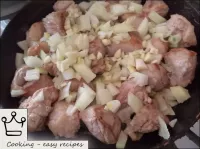 Then add the onions, garlic and fry with the meat ...