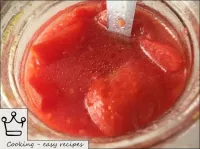 ジュースを保存するために瓶の右のトマトをみじん切りにします。...