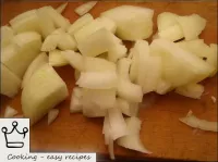 如何將牛肉與黑油煮熟：將洋蔥清潔並切成立方體...