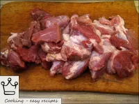 Cortar pedaços de carne com cerca de 2 a 3 cm. ...