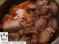 In una kazaka, mescolare carne e verdura. Salare. ...