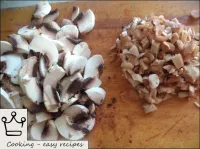 如何用蘑菇和土豆制作肉類砂鍋：將真菌的帽子切成2-3毫米厚的切片，將腿切碎。...