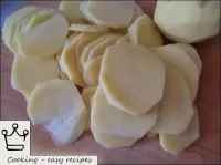 Cortar las patatas peladas en frijoles finos. ...