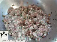 在豬肉肉中加入傾斜的香檳腿，切碎的歐芹切成薄片，切成薄薄的洋蔥。攪拌均勻，腌制，胡椒粉。...